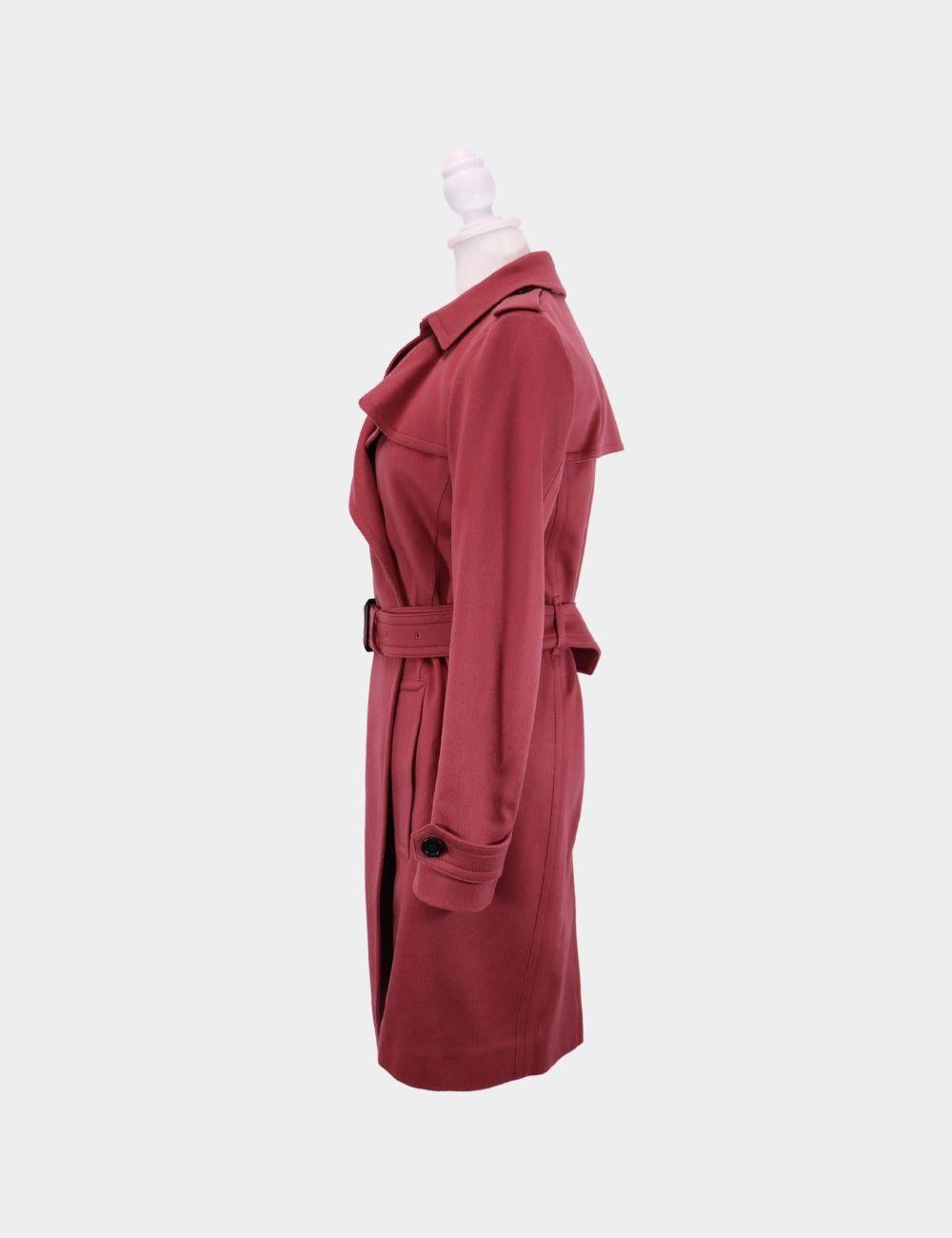Abrigo Burberry Cashmere Trench, con cierre de botones de doble botonadura, cinturón en la cintura, bolsillos laterales de ojal con botones y mangas largas.

Material: Cachemira
Talla: EU 36 / UK 8
Busto: 80 cm
Cintura: 70 cm
Cadera: 84 cm 
Estado