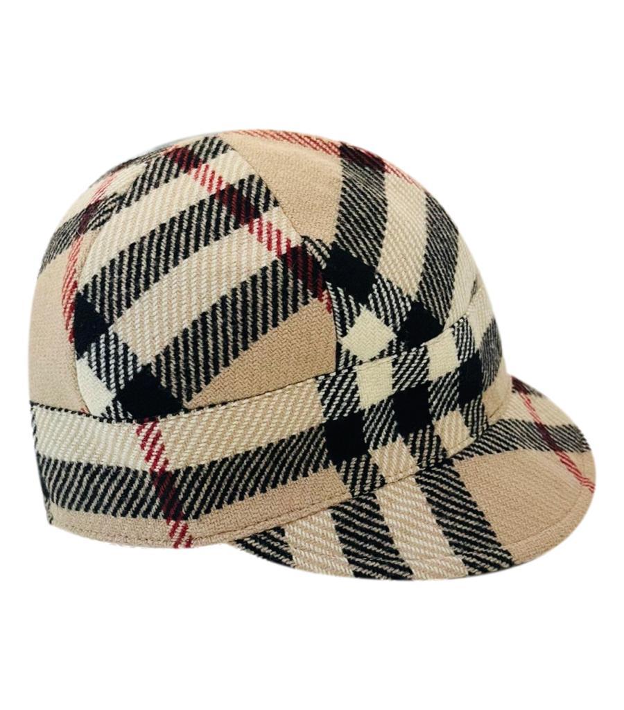 Burberry Cashmere & Wool Nova Check Hat/Cap

Beige cap crafted in cashmere and wool and designed with the brand's signature Nova check.

Featuring black satin lining with tonal 'Burberry' embroidery to the sweatband.

Size – M

Condition – Very