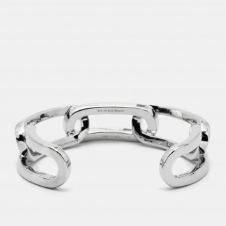Burberry bringt dieses fabelhafte Armband in einer eleganten Silhouette für die Frau, die bereit ist, jedes Accessoire-Spiel zu meistern. Sie ist ein echter Blickfang und lässt Ihr Herz höher schlagen. Tragen Sie ihn zu allen Looks, von formell bis