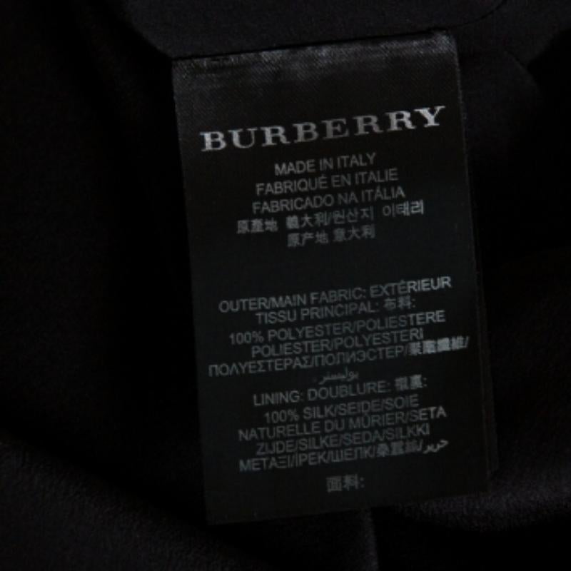 Elevate your fashion looks with this stunning pencil skirt from Burberry! It has been adorned with a lovely print all over and comes with a zipper fastening at the rear. Pair it with silk blouses and slingback sandals for your fashionable days out.