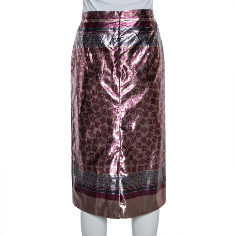 Elevate your fashion looks with this stunning pencil skirt from Burberry! It has been adorned with a lovely print all over and comes with a zipper fastening at the rear. Pair it with silk blouses and slingback sandals for your fashionable days