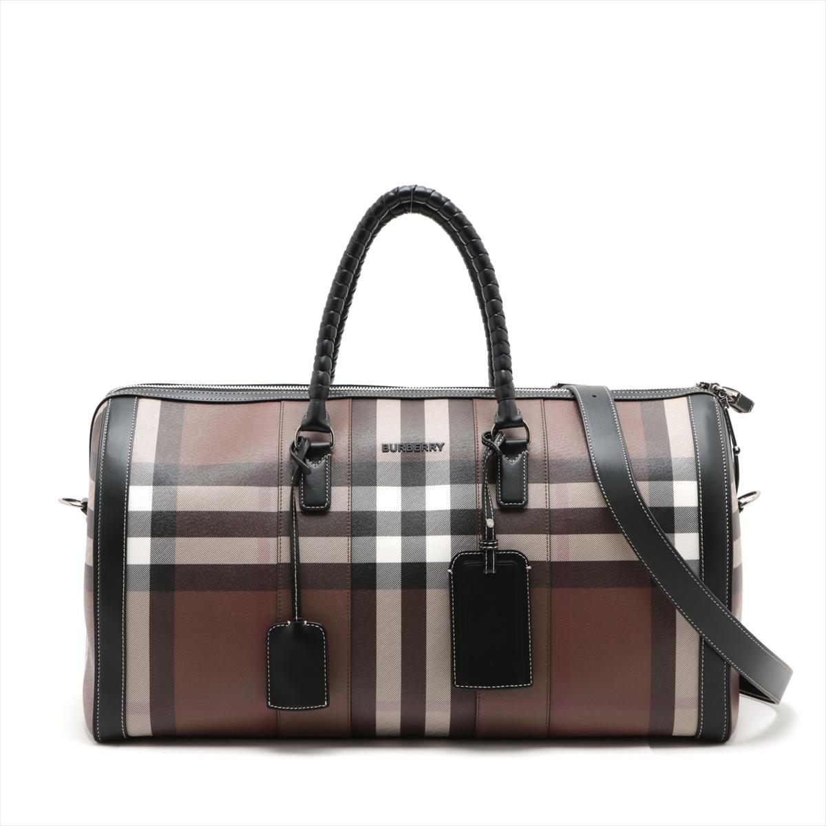 El Bolso Boston Holdall de Piel a Cuadros de Burberry en marrón es un accesorio lujoso y versátil que personifica el estilo clásico de la marca. Confeccionado en piel de alta calidad, el bolso presenta el icónico estampado de cuadros de Burberry,