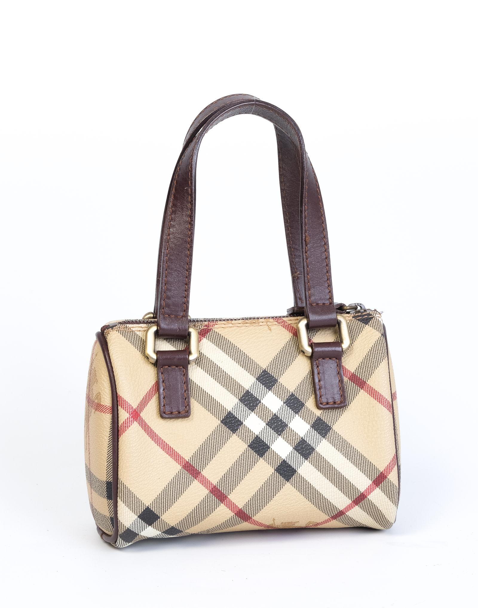 Mini Boston bag made with coated canvas with Burberry Check print and leather finishes. The bag features dual flat leather top handles, top zip closure and a brown woven fabric interior.

COLOR: Check
ITEM CODE: ITTIVGRO58CAL
MATERIAL: Coated