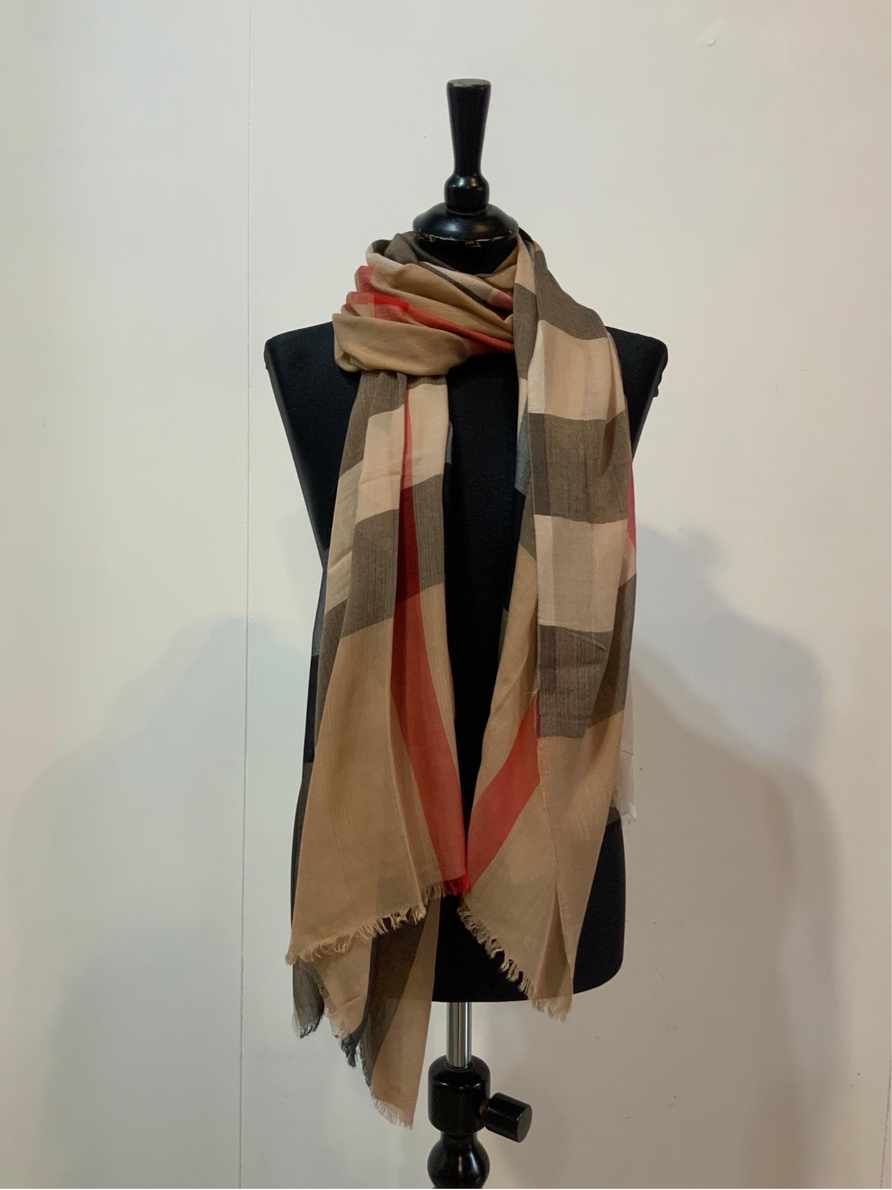 Burberry stole with iconic brand print.
In modal, cashmere and silk.
Measures 200cm X 90cm. Rectangular shape.
New, perfect condition.