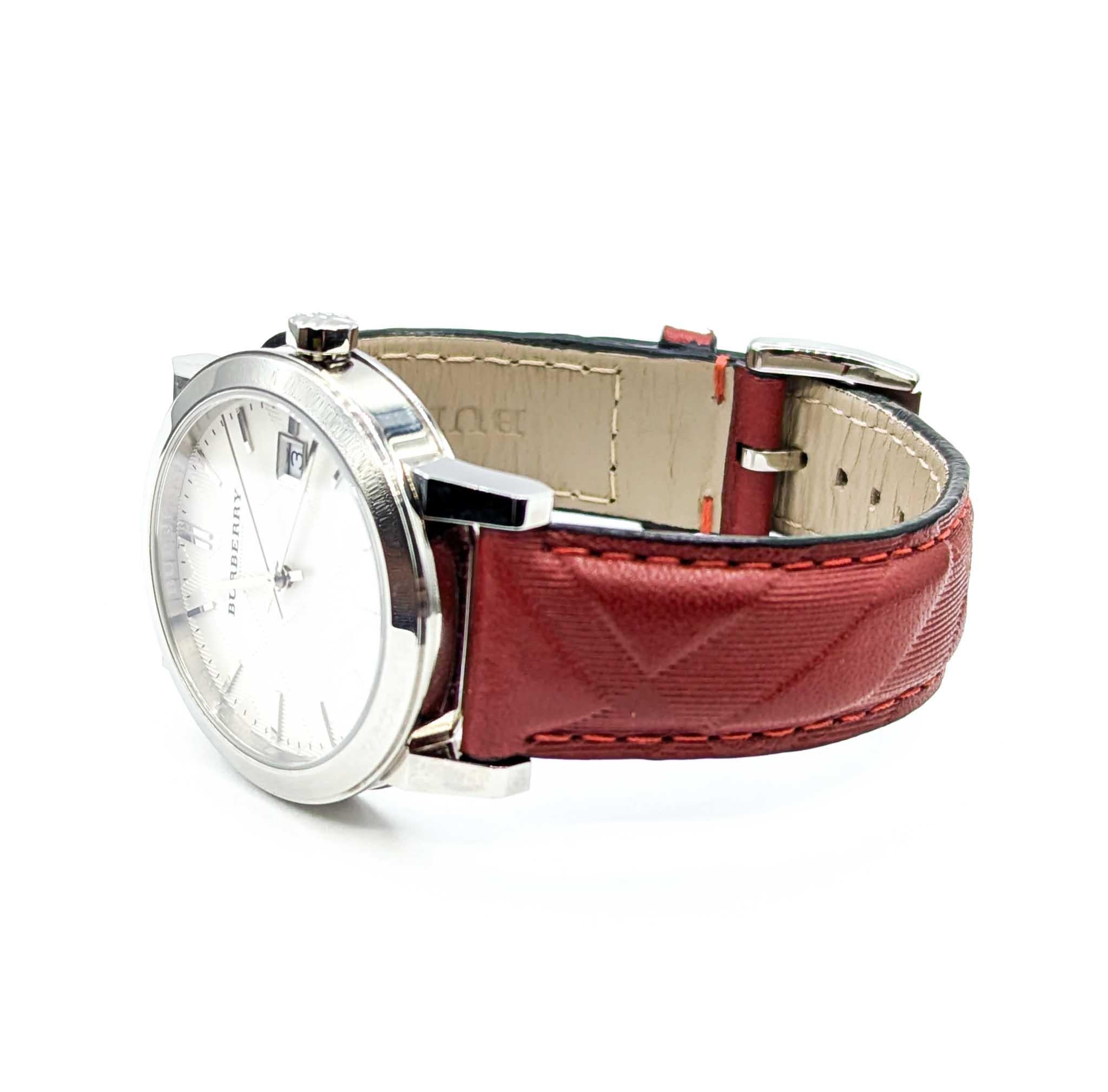 Cette montre-bracelet Burberry BU9152 présente un boîtier en acier inoxydable de 34 mm et un cadran à carreaux argentés, un élément de design signature de la marque. Le cadran est rehaussé d'index en bâtons, d'un guichet de date à 3 heures et