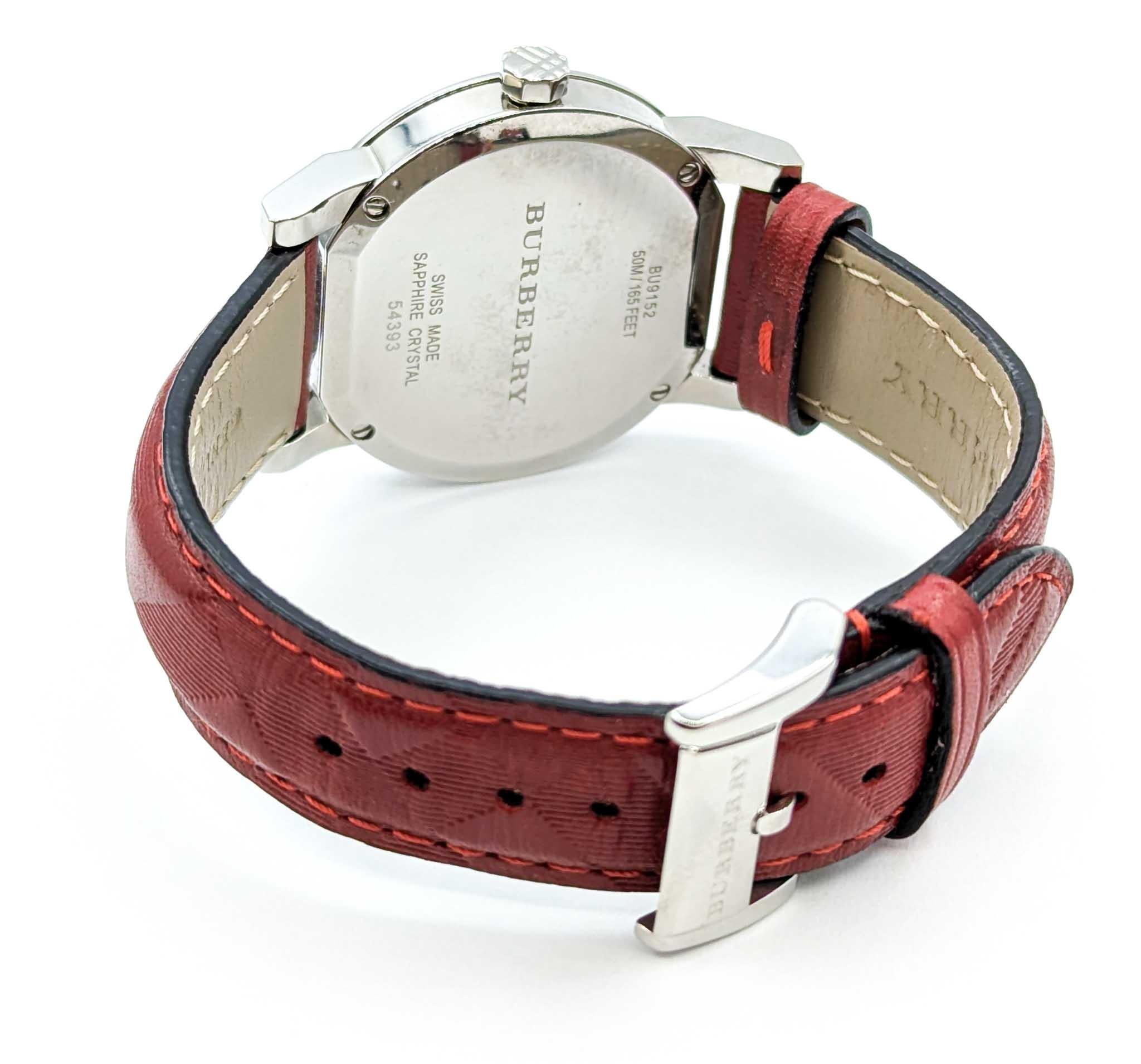 Montre en acier inoxydable à cadran à carreaux Burberry BU9152 Excellent état - En vente à Bloomington, MN