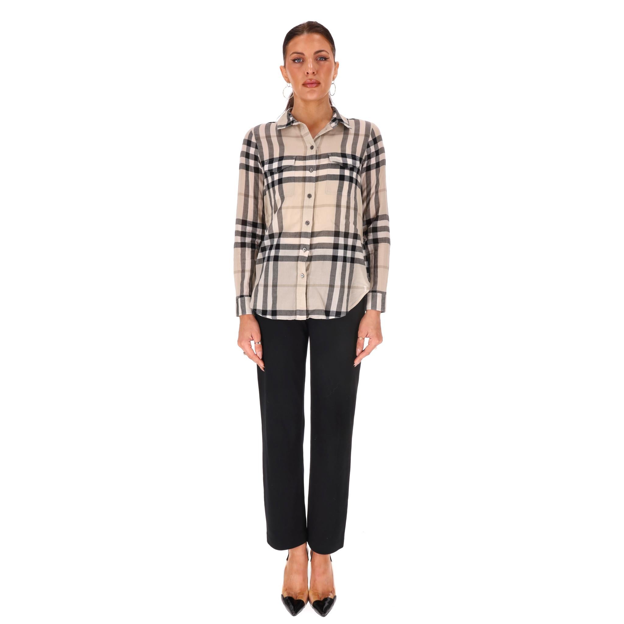 Camicia in cotone Burberry Classic Check

Classica camicia a quadri di Burberry con abbottonatura frontale, colletto a punta e maniche lunghe con polsini abbottonati.

Realizzato in 100% cotone con l'iconico motivo a quadri del marchio.

Prezzo di