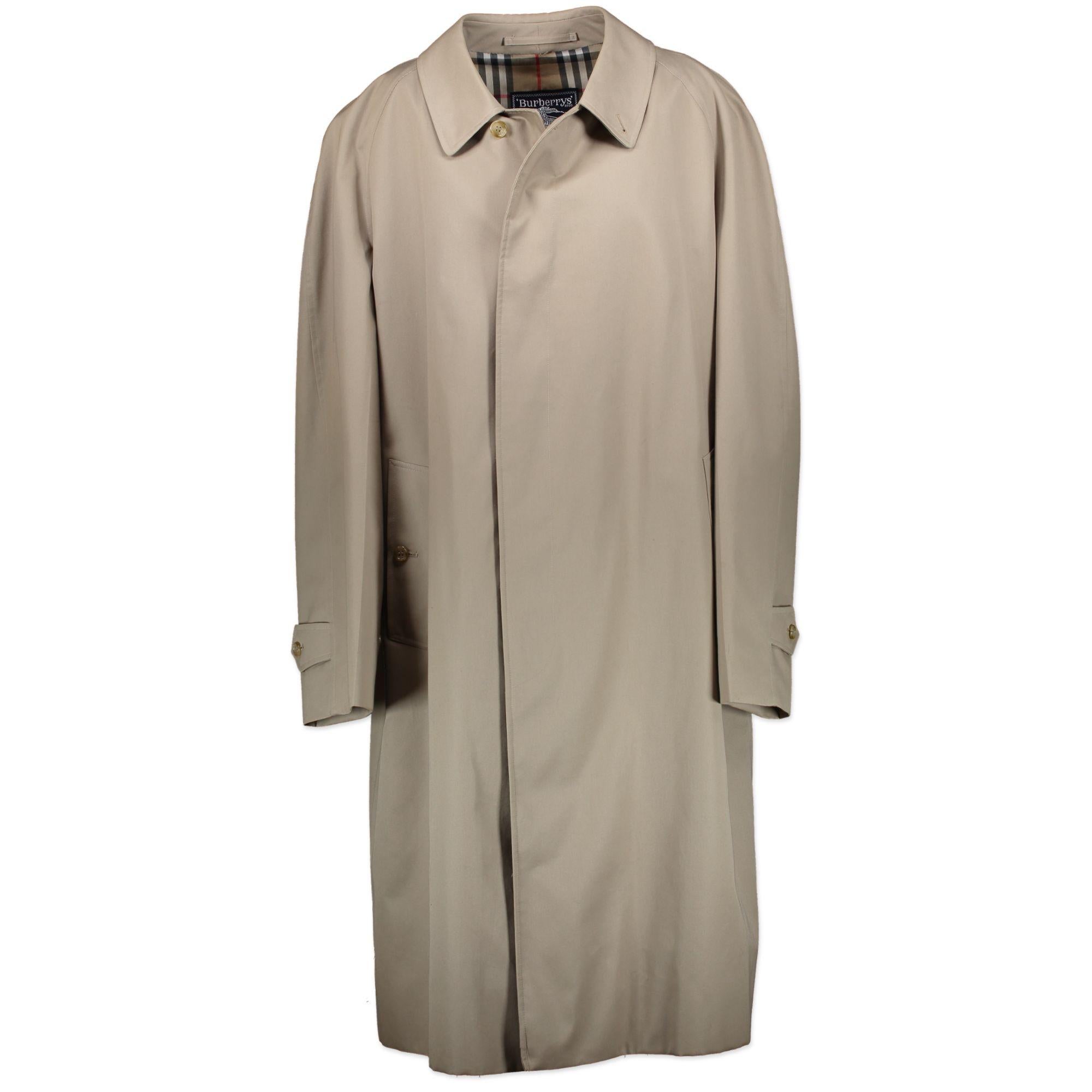 Very Good Condition

Burberry Classic Trenchcoat - Size XXL 

A Burberry trenchcoat is an absolute must-have! With it's iconic patterns and excellent quality, London-based Burberry is a supplier of timeless chic. This particular coat goes all the
