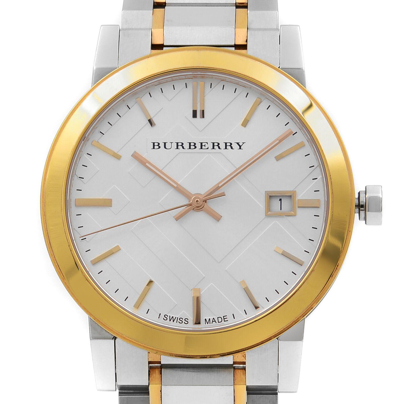 This pre-owned Burberry Classic BU9006  is a beautiful Ladie's timepiece that is powered by quartz (battery) movement which is cased in a stainless steel case. It has a round shape face, date indicator dial and has hand sticks style markers. It is