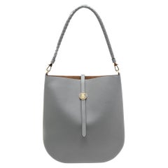 Burberry, la borsa Anne in pelle grigia, è un'ottima scelta.