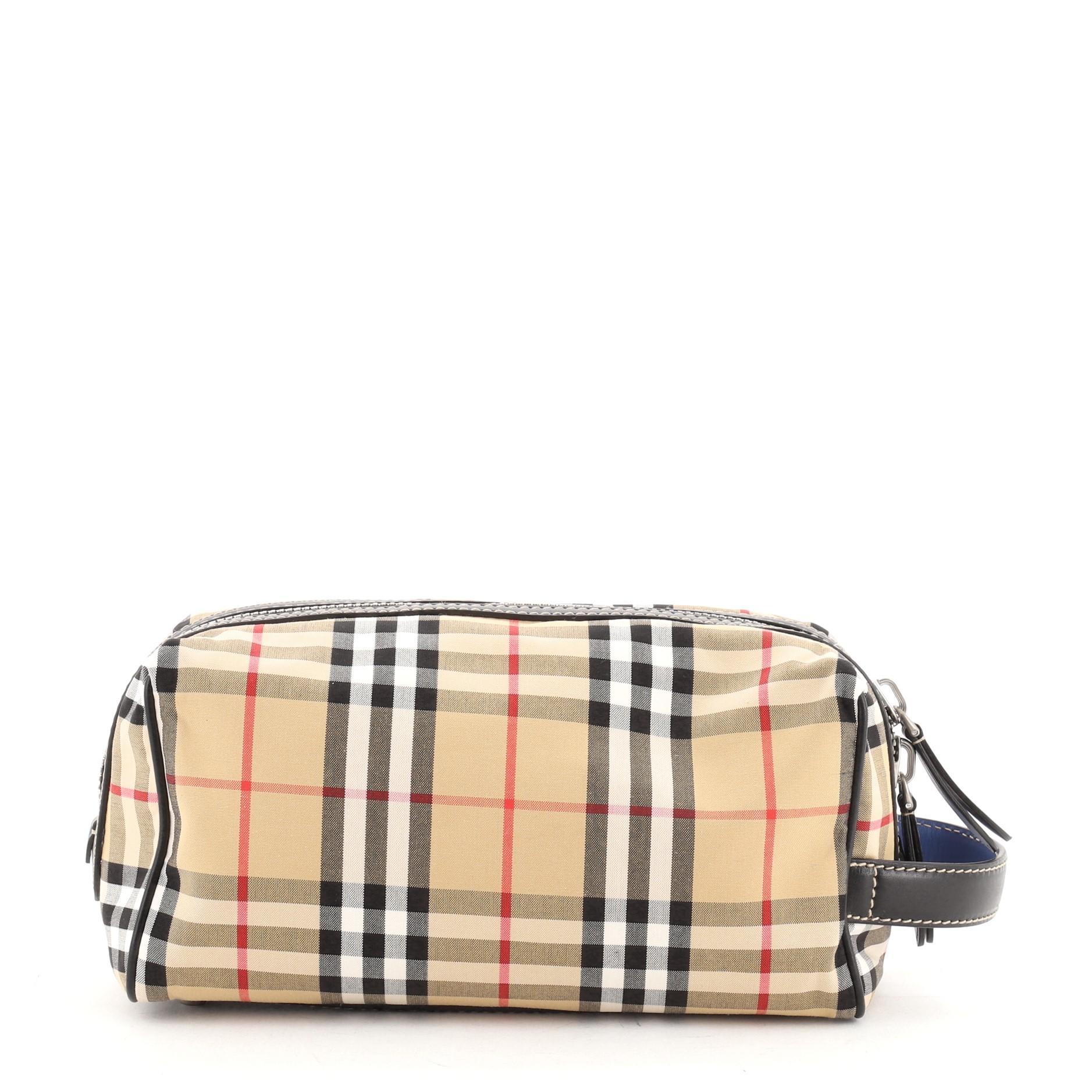 Burberry Cosmetic Pouch Vintage Check Canvas
Beige Novachek

Condition Details: Light wear on exterior, minor scuffs on exterior leather trims. Glue stains on opening corners and zipper pull, scratches on hardware.

45081MSC

Height 5
