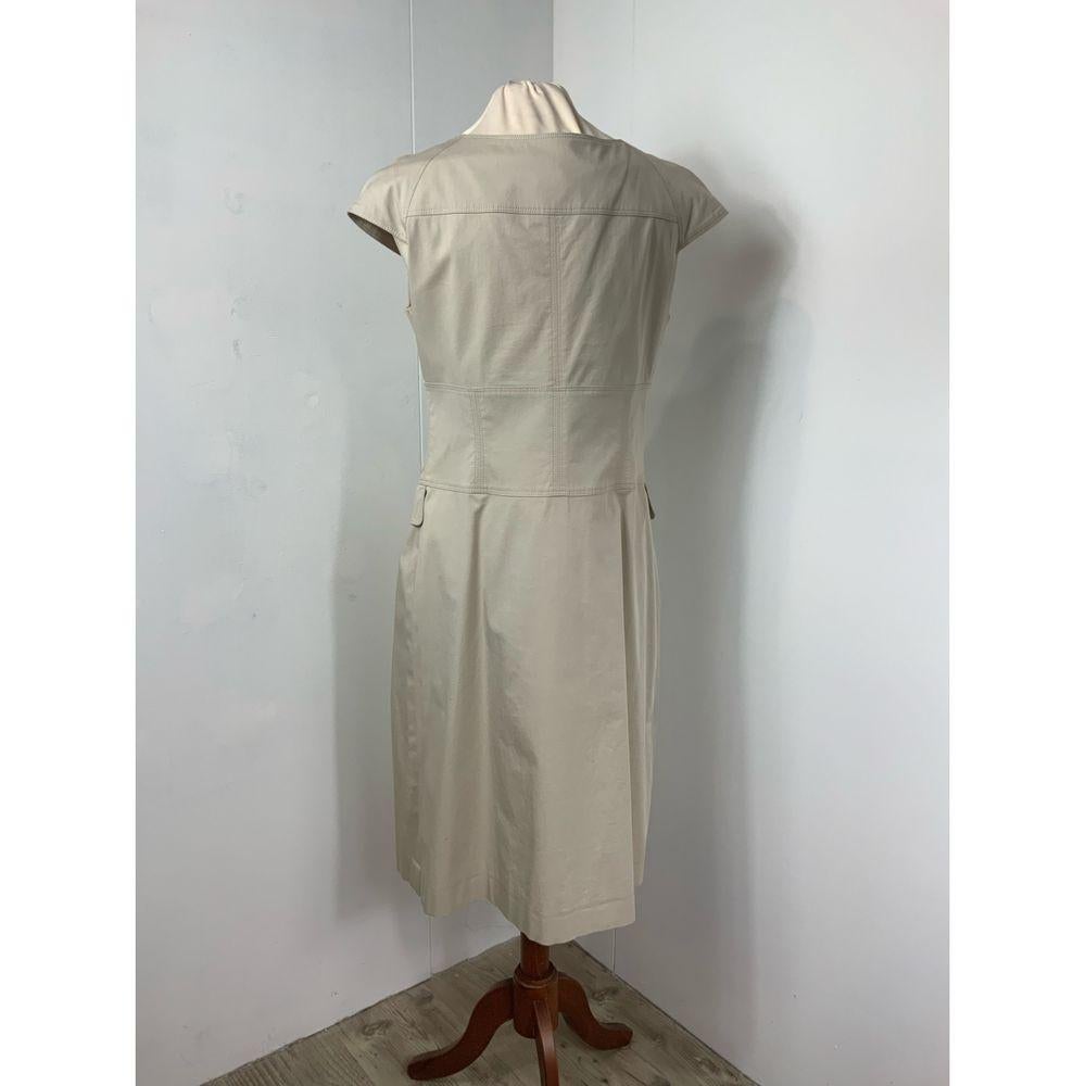 Burberry Baumwollkleid in Beige

Burberry Kleid.
Fehlendes Label für die Zusammensetzung. Wir denken, es ist Baumwolle.
Klassische Farbe der englischen Marke.
Zweireihiger Verschluss, goldene Knöpfe.
Italienische Größe 44.
Maße: 50 cm Schultern, 44