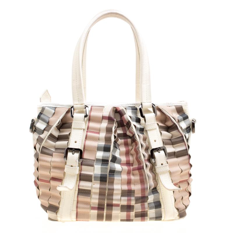 Lowry tote from the house of Burberry, one of the most coveted luxury brands, is a pleasant choice for any fashion lover. Designed in a cream cartridge Nova Check coated canvas, a signature of the brand, this tote comes with two sleek top handles