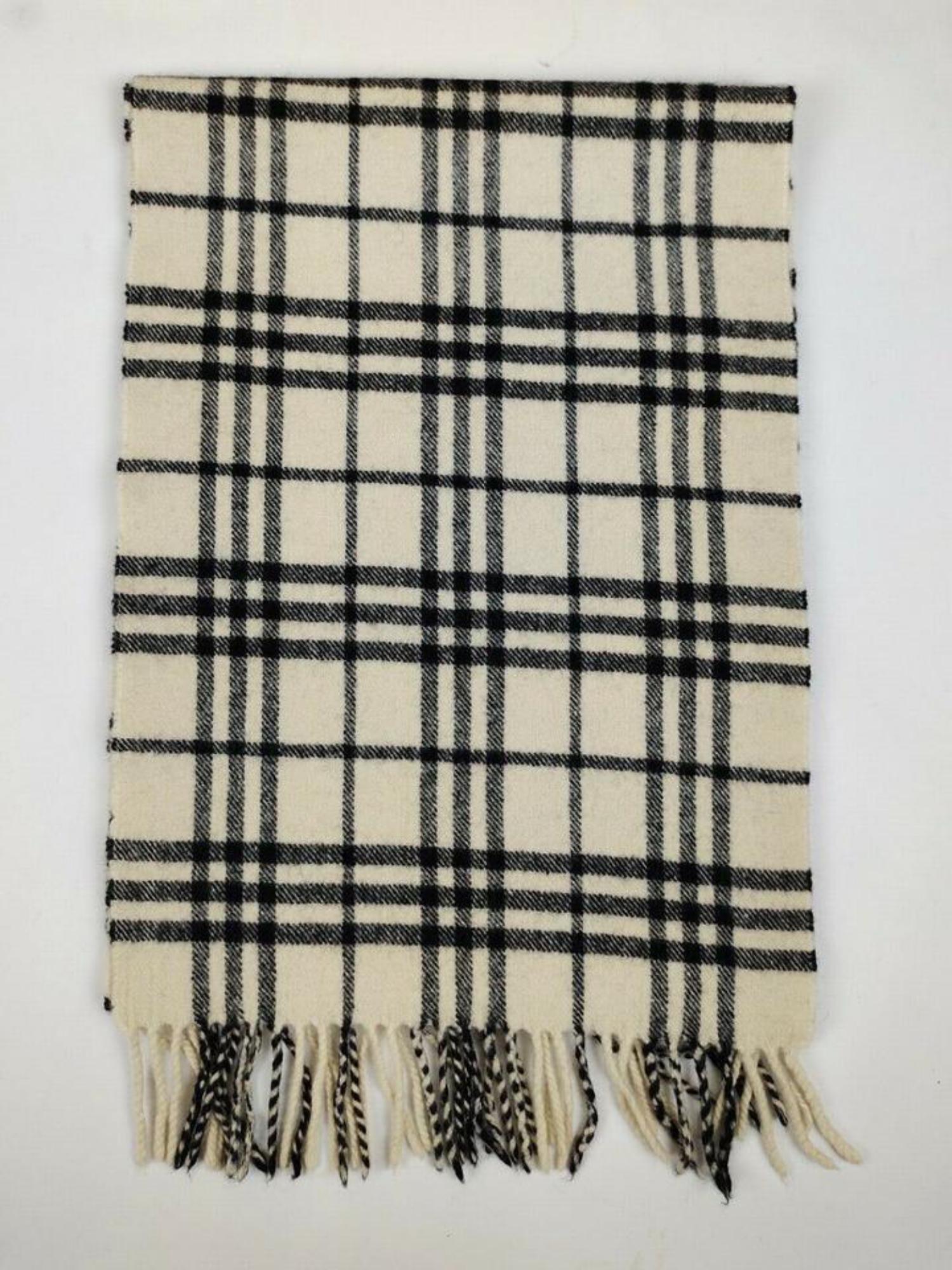 Genuine Burberry Vintage Scarf 

Material: 100% Lambswool
Measurement: Length 62 Inch * Width 12 Inch
Colour: Cream
Condition: Very Good.



SKU : 863534