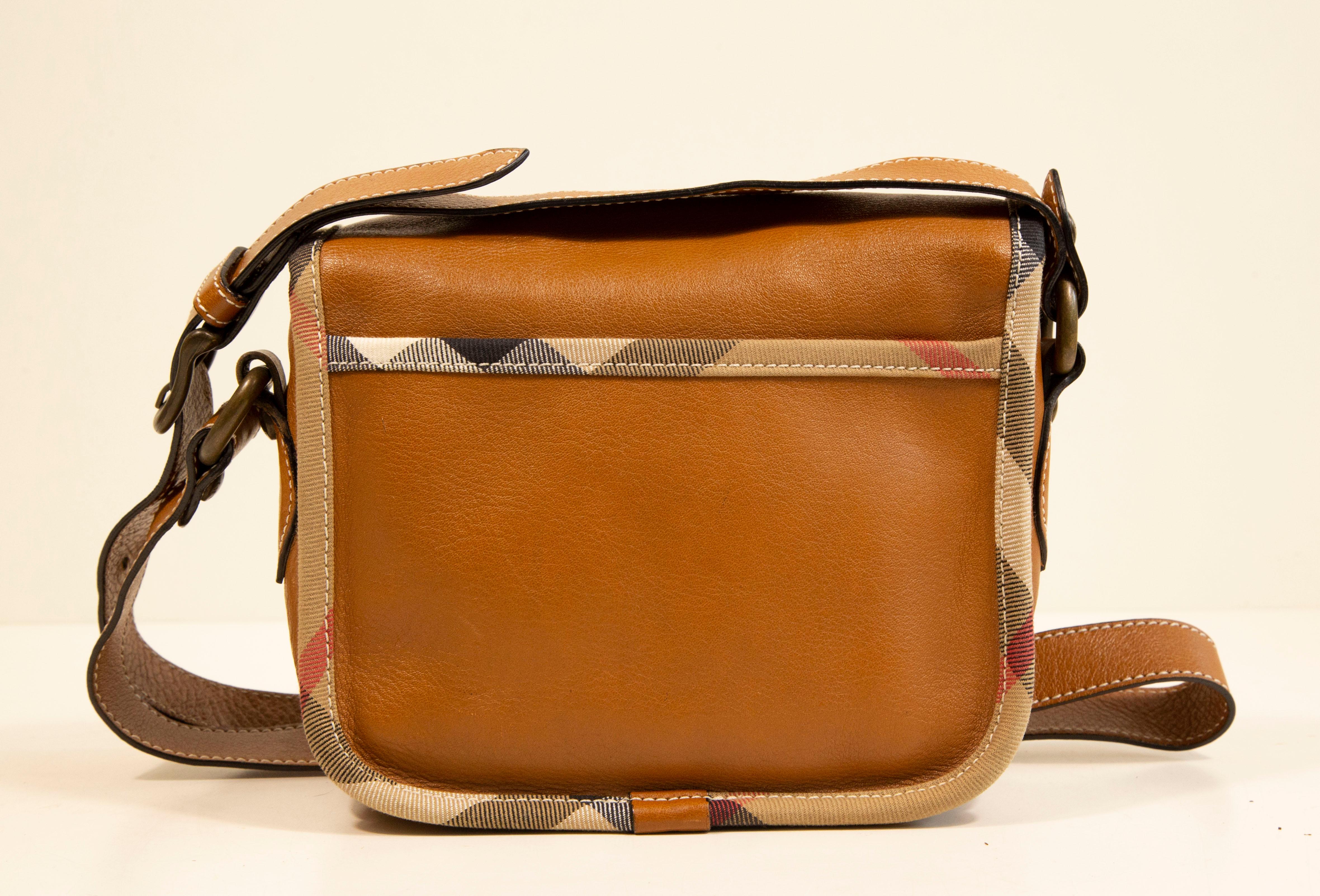 Women's or Men's Burberry Crossbody Bag in Light Brown Leather For Sale