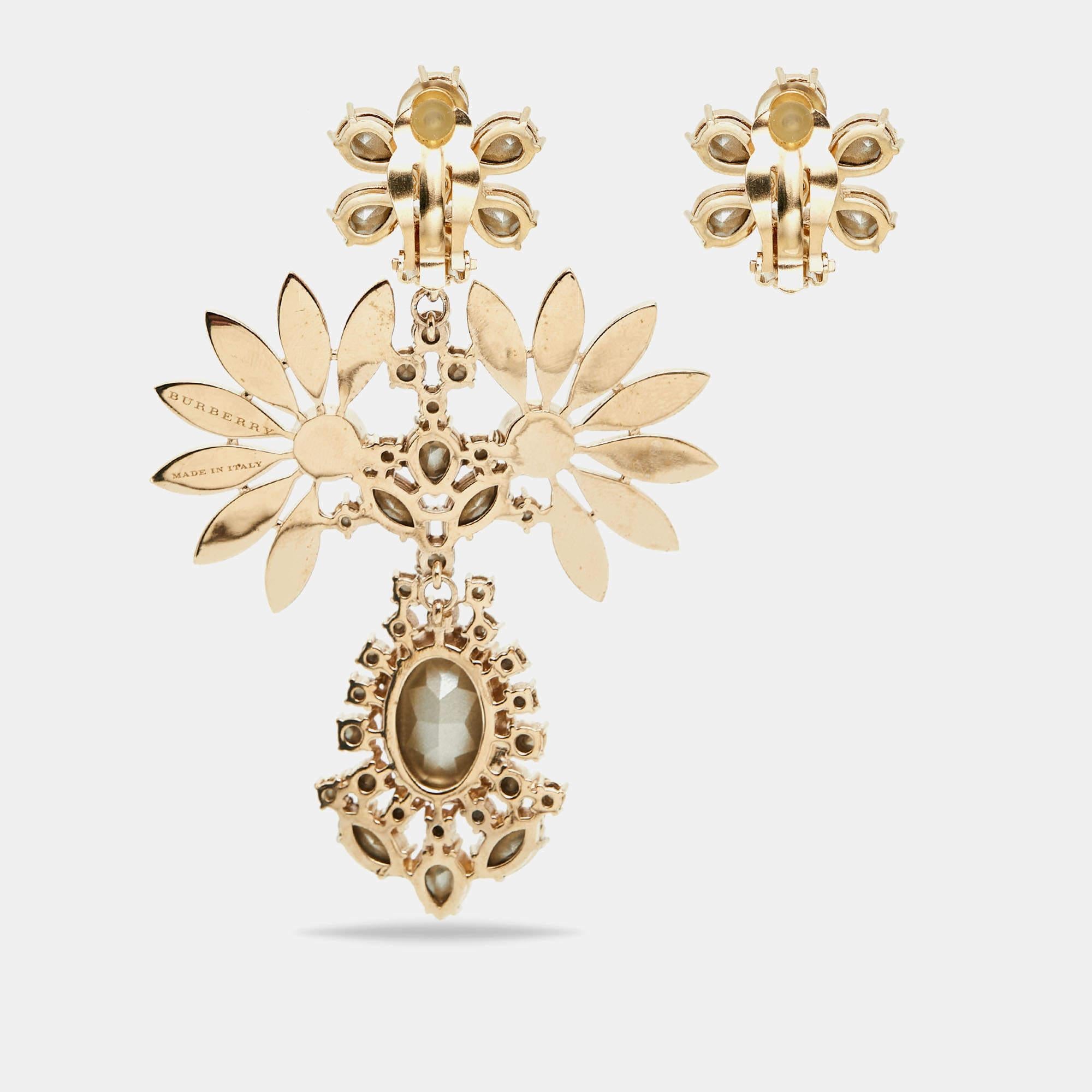 Mismatched, sparkly, and breathtaking! These asymmetric earrings from Burberry tug at one's heartstrings in the most special way. Sculpted from gold-tone metal and lit by crystals, the pair comes as stud flowers but one of them has an exaggerated