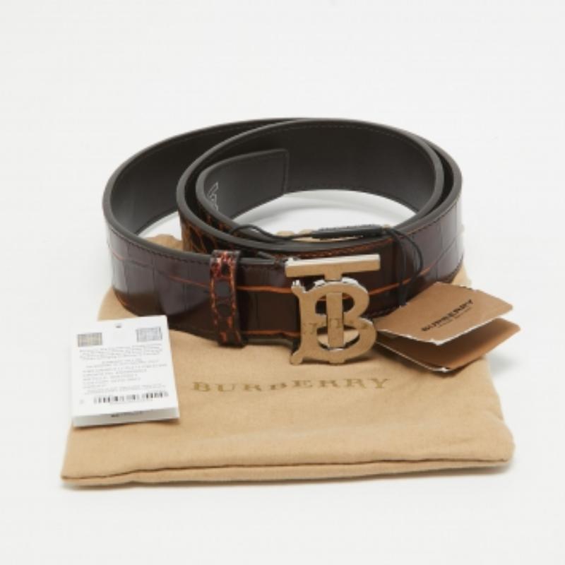 Descubre la elegancia sin esfuerzo con este cinturón Burberry. Fusionando artesanía y diseño atemporal, este accesorio redefine el arte del refinamiento, un símbolo de gusto y estilo impecables.