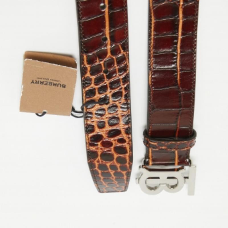 Burberry Cinturón de piel marrón oscuro con cocodrilo en relieve y hebilla TB 80CM en Bueno estado para la venta en Dubai, Al Qouz 2