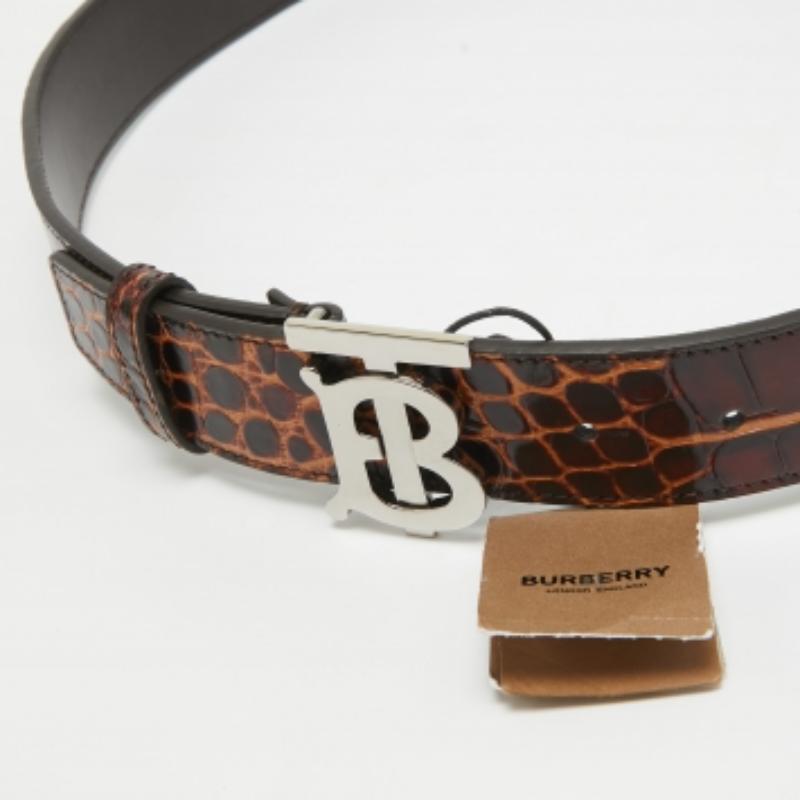 Burberry Cinturón de piel marrón oscuro con cocodrilo en relieve y hebilla TB 80CM en venta 1