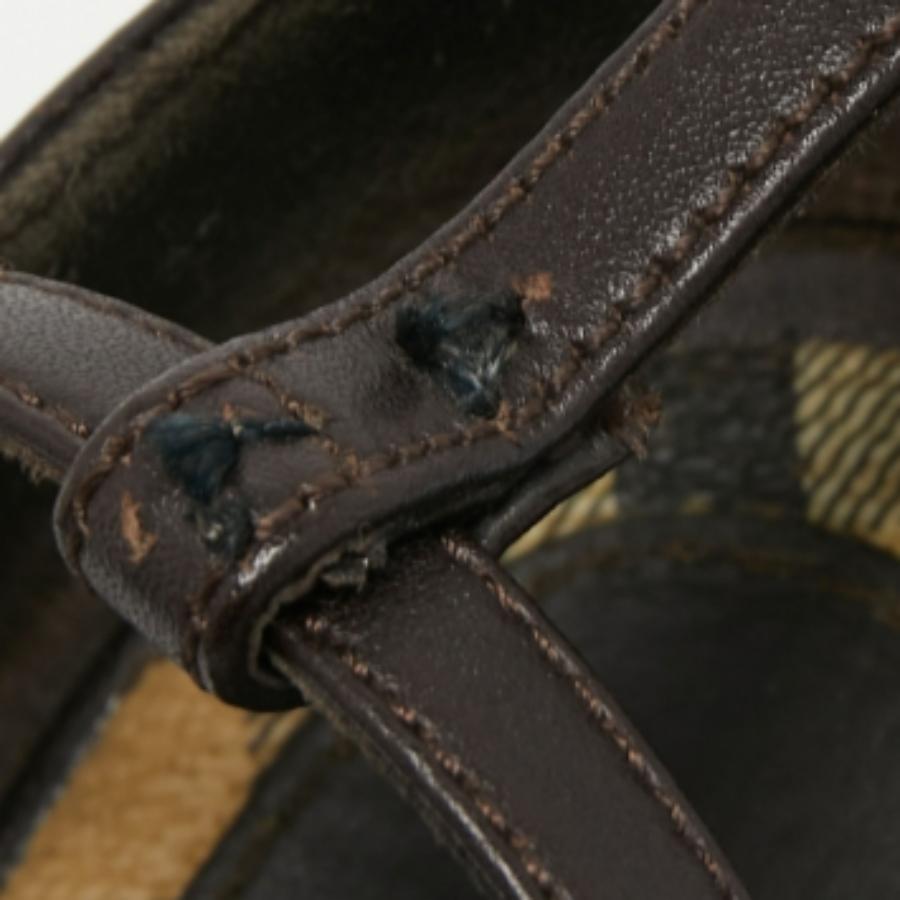 Ergänzen Sie Ihre Garderobe mit diesen Sandalen von Burberry. Sie sind aus Leder gefertigt und haben eine offene Zehenpartie, einen Knöchelverschluss und einen 9,5 cm hohen Absatz.