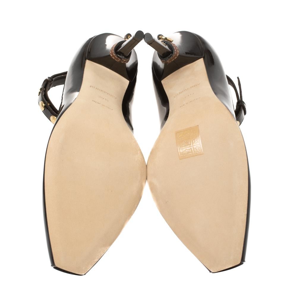 Burberry Marrón Oscuro Charol Jermyn Peep Toe Ankle Cuff Pumps Talla 39.5 en Nuevo Estado en Dubai, Al Qouz 2