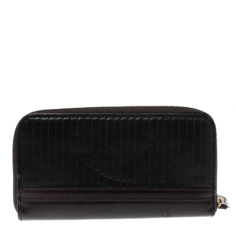 Burberry Dark Brown Striped Leather Zip Around Wallet In Good Condition In Dubai, Al Qouz 2