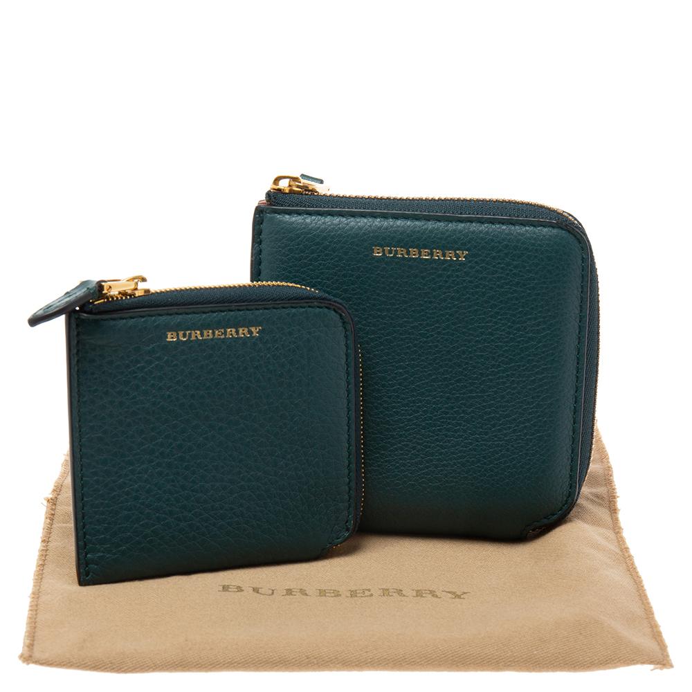 Luxuriously crafted by the experts at Burberry, this designer creation is a reliable accessory. Crafted using pebbled leather, the compact case has a well-equipped interior to hold your essentials. The wallet is also accompanied by a pouch. It's a
