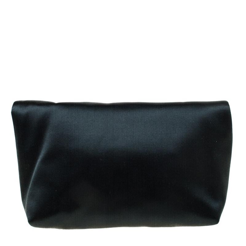 This Burberry clutch blends right into the tastes of women with a penchant for modern fashion. It is crafted from dark green satin and lined with nylon on the inside. The highlight, however, is the large safety pin, formally referred to as an