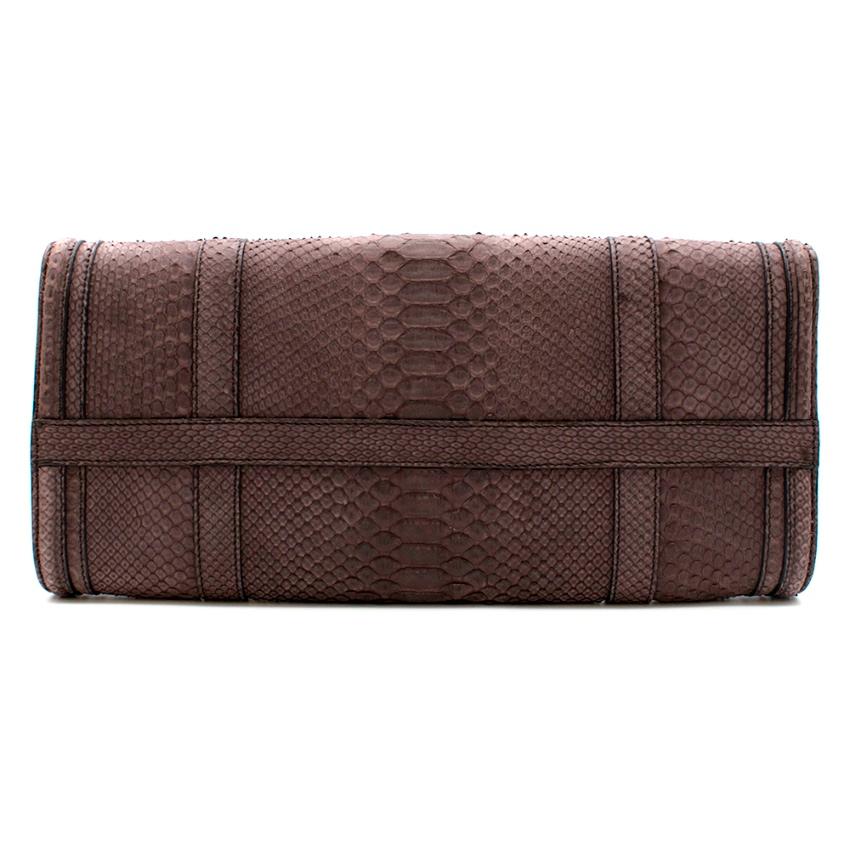 Burberry - Dark heather python clutch bag

gold buckle detail - gold engraved plate - zip compartment inside - imprint from care label inside 

Approx in CM

Length - 33 cm
Width - 4.5 cm
Depth - 14 cm
height - 15 cm
