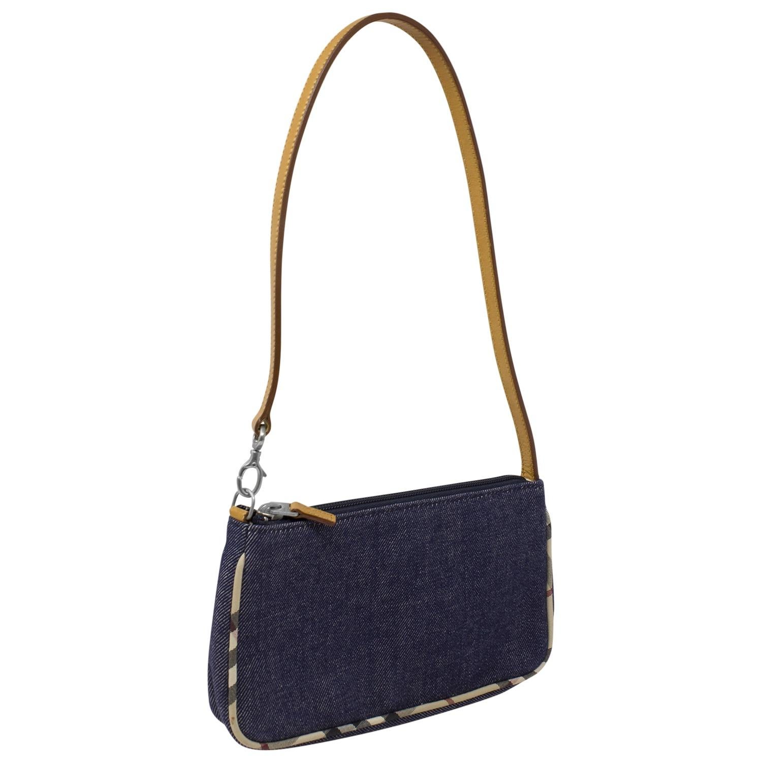 This is tooooo cute!!!! This denim blue Burberry shoulder bag has the perfect detailing and sihlouette. We are obsessed with the beige leather single shoulder strap that is the perfect shoulder strap drop. The denim is the perfect wash as well and