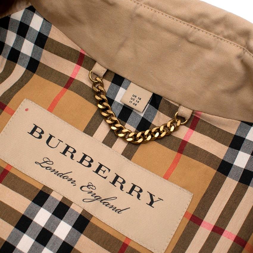 Burberry Double Breasted Honey Trench Coat with Pink Patent Trim

-Honey beige colour with pink patent trim
- oversized Lapels
- double breasted
- single vent at the back and storm Flap
- Belted with Belted Cuffs
- Epaulettes
- Fully lined in house