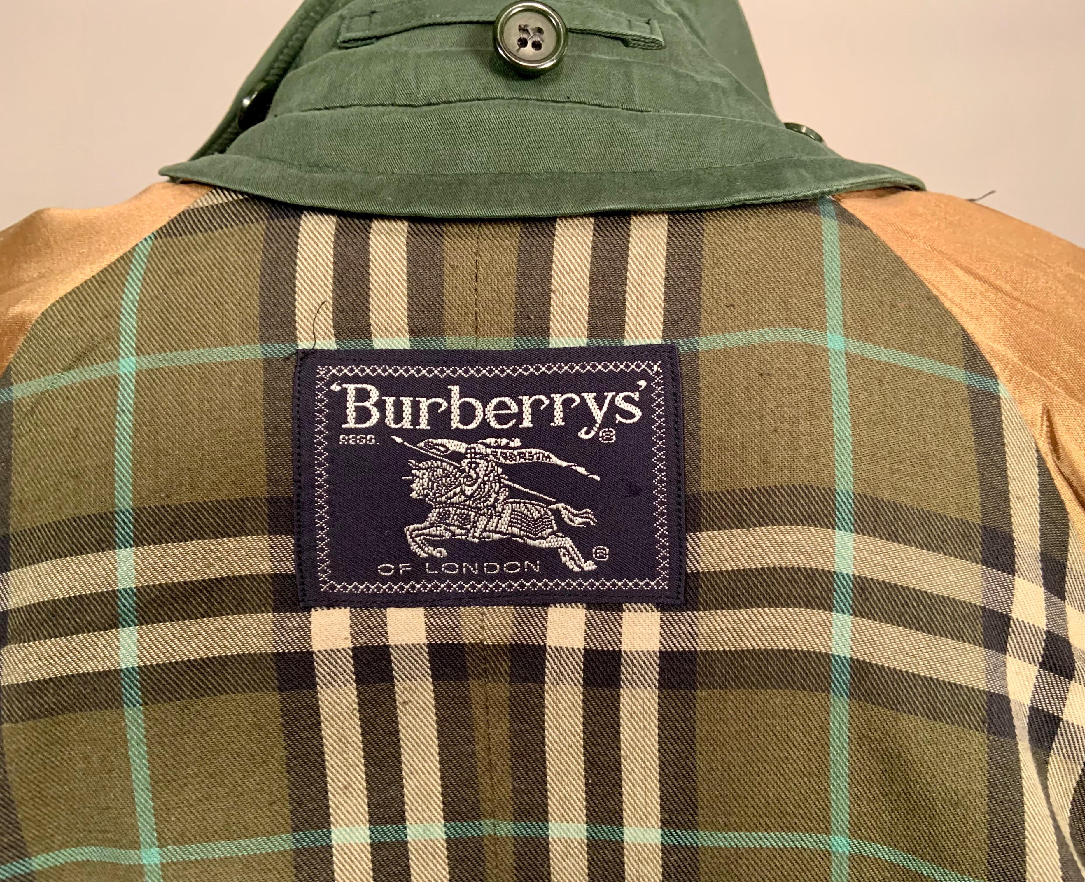 Burberry Zweireihiger Lodenmantel mit grünem Gürtel und Reißverschluss im Wollfutter 1