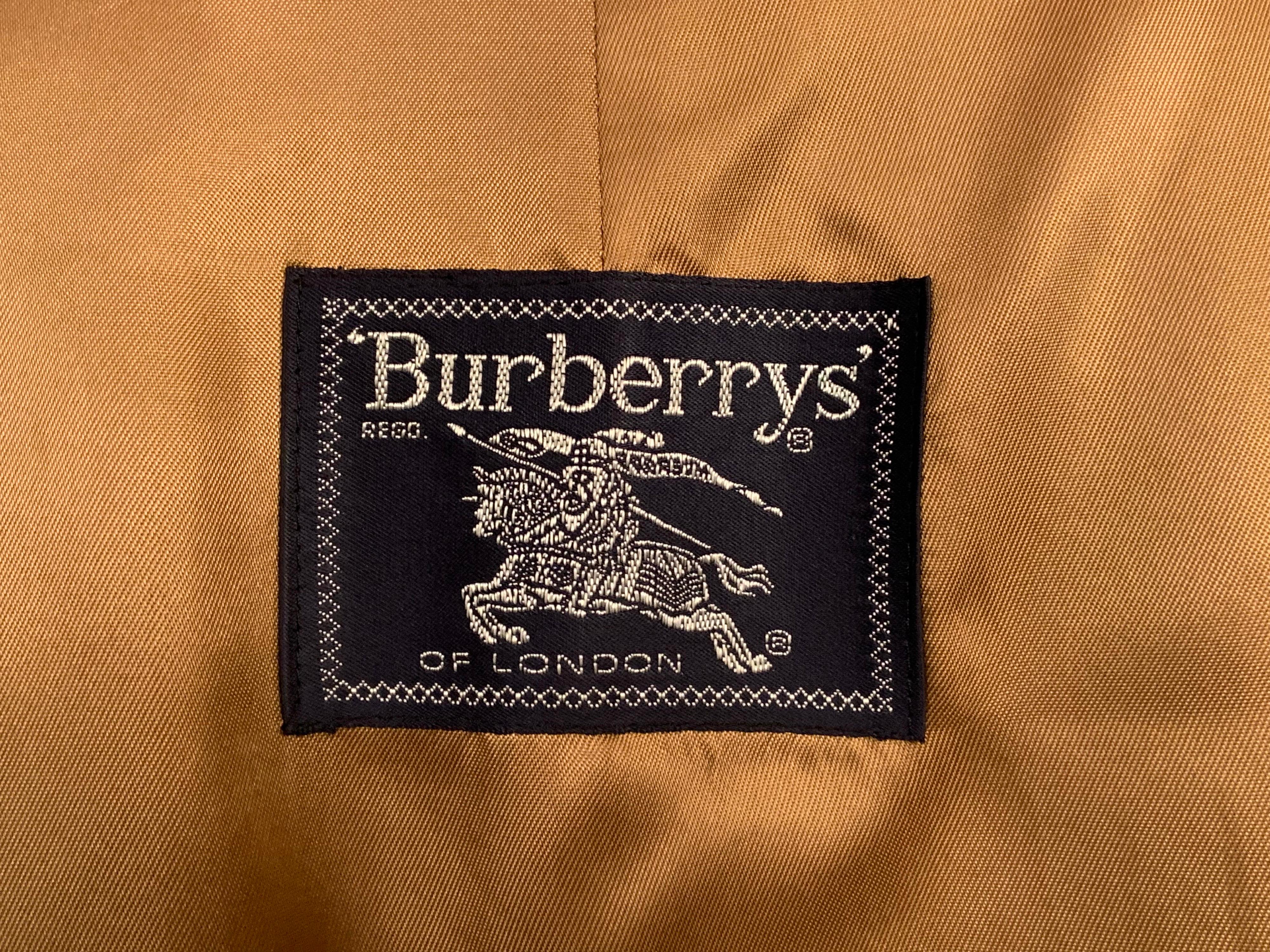 Burberry Zweireihiger Lodenmantel mit grünem Gürtel und Reißverschluss im Wollfutter 3