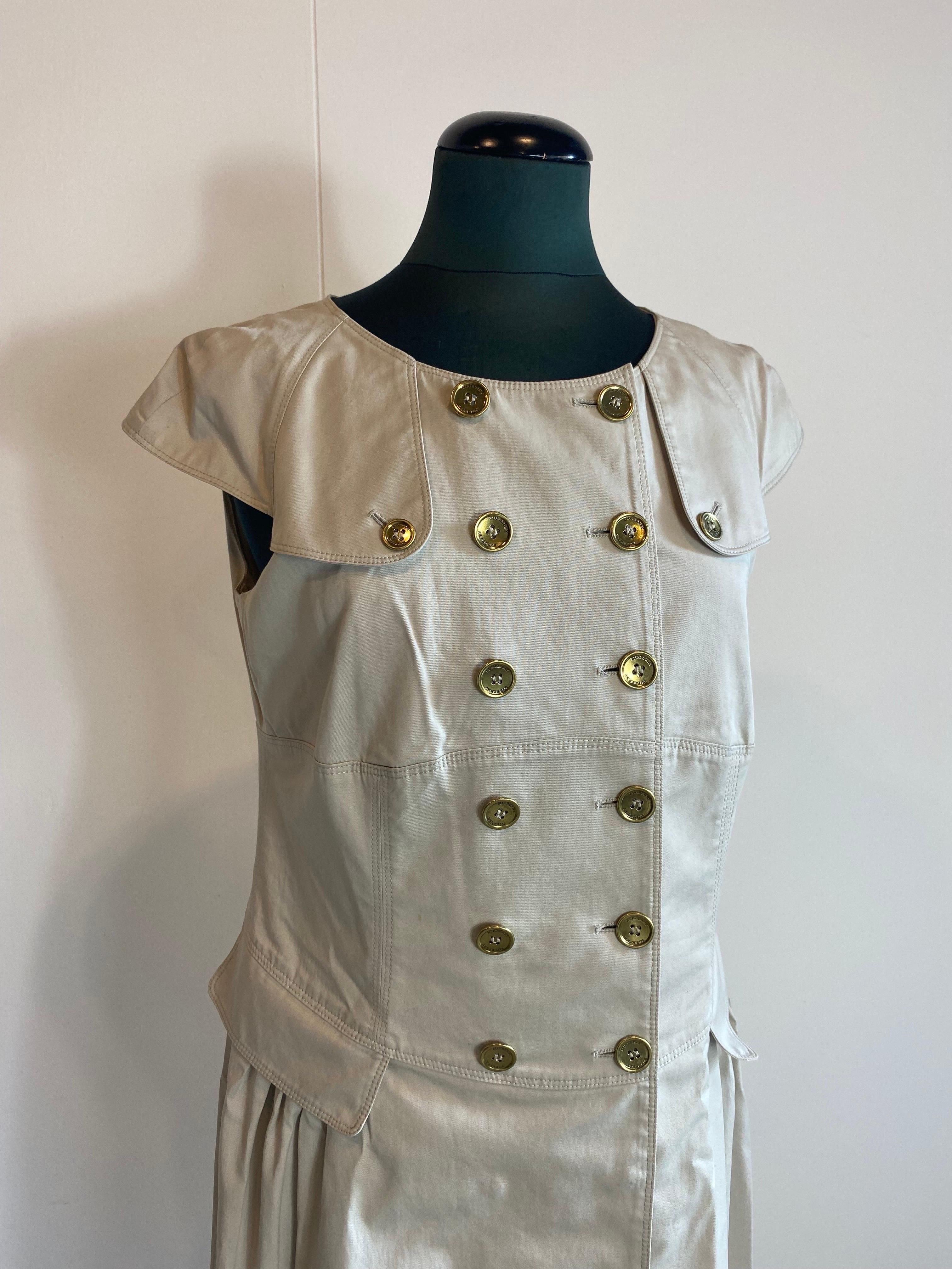 Burberry Kleid mit Goldknöpfen
Das Etikett ist verschwunden, aber wir glauben, dass es sich um Baumwolle handelt.
Mit Seidenfutter.
Eng 44.
Schultern 45
Brust 44
Büste 46
Länge 98