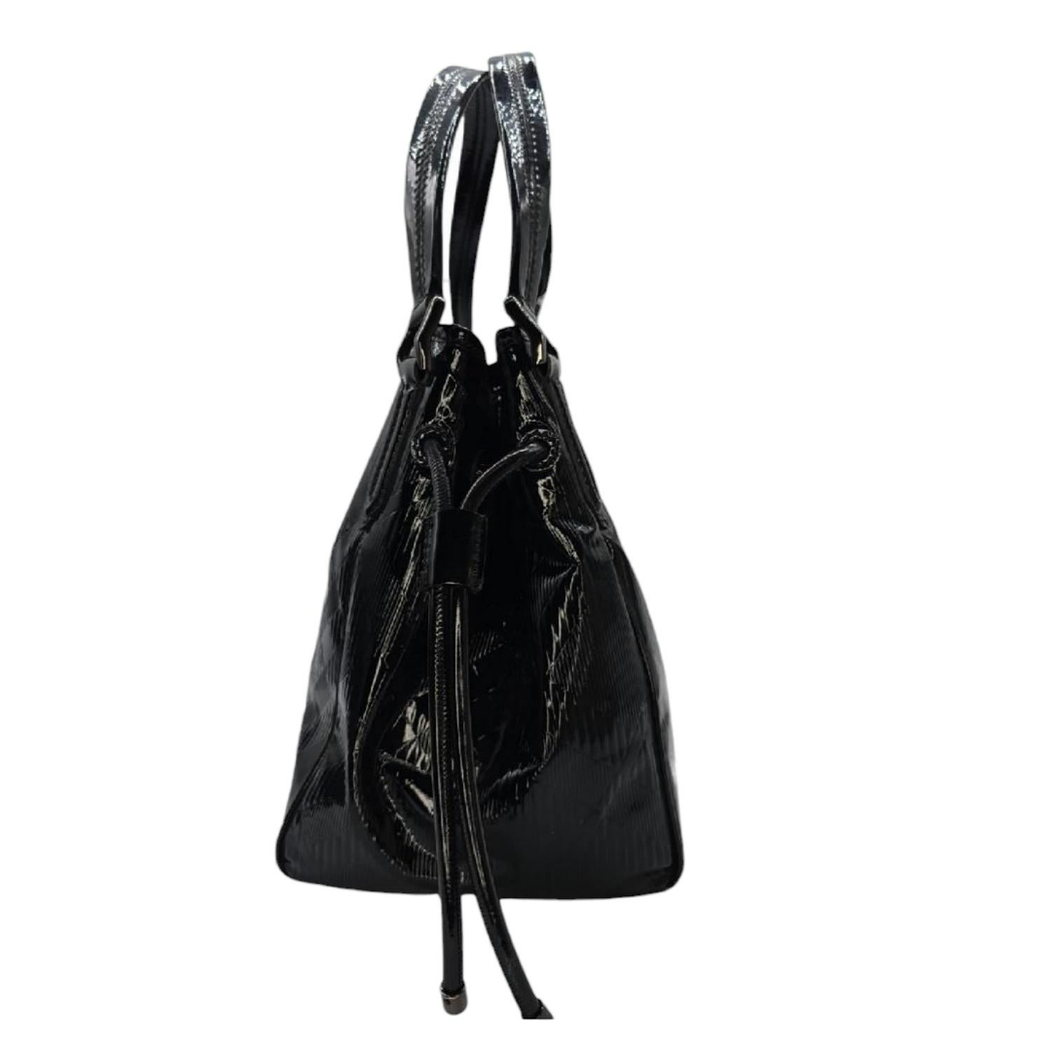 Noir Grand sac à main Bilmore en cuir verni gaufré de Burberry en vente
