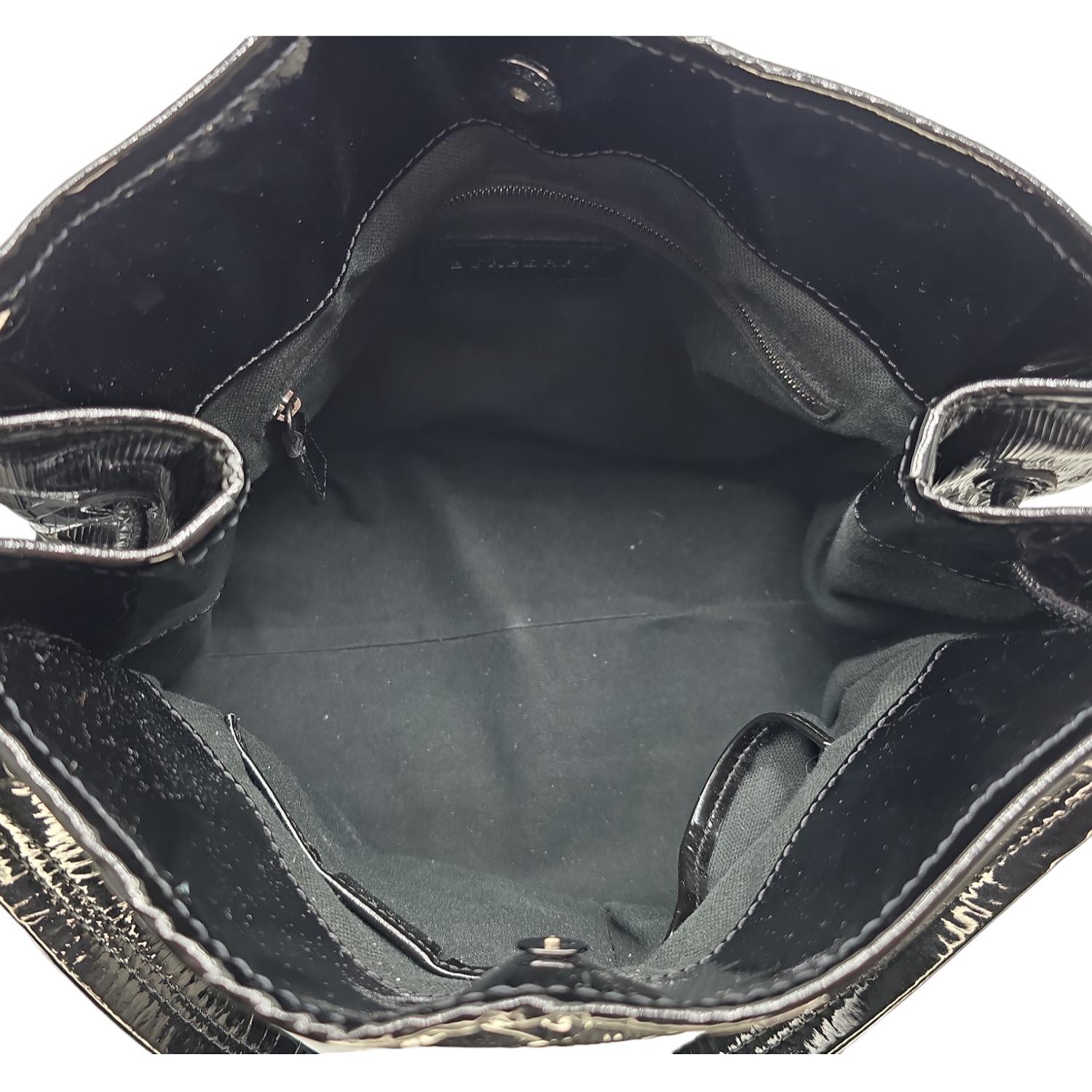 Grand sac à main Bilmore en cuir verni gaufré de Burberry en vente 2