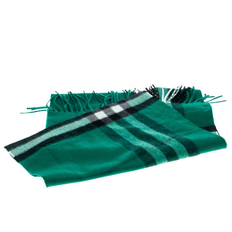 This muffler from Burberry is not just a winter accessory to keep you warm but is also a chic piece to style your ensemble effortlessly. Constructed in emerald green cashmere, this muffler features the signature Novacheck all over and is complete