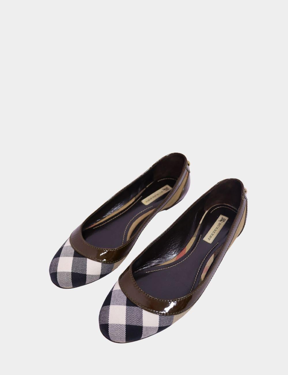 Adoptez un style Icone avec ces ballerines à carreaux Burberry. Confectionnées dans la toile à carreaux signature de la maison et garnies de cuir verni brillant, ces chaussures plates à bout rond sont une fusion intemporelle de confort et de luxe.