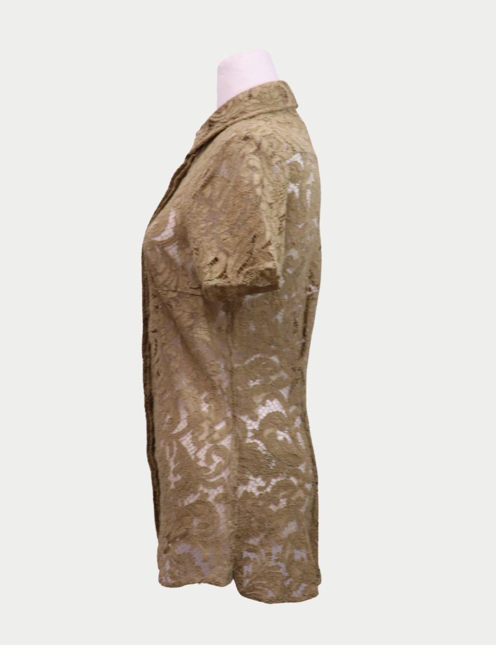 Camicia a maniche corte in pizzo color crema di Burberry

L'eleganza raffinata incontra la femminilità moderna in questa camicia a maniche corte in pizzo di Burberry, disegnata in una morbida tonalità crema con intricati dettagli in pizzo floreale.