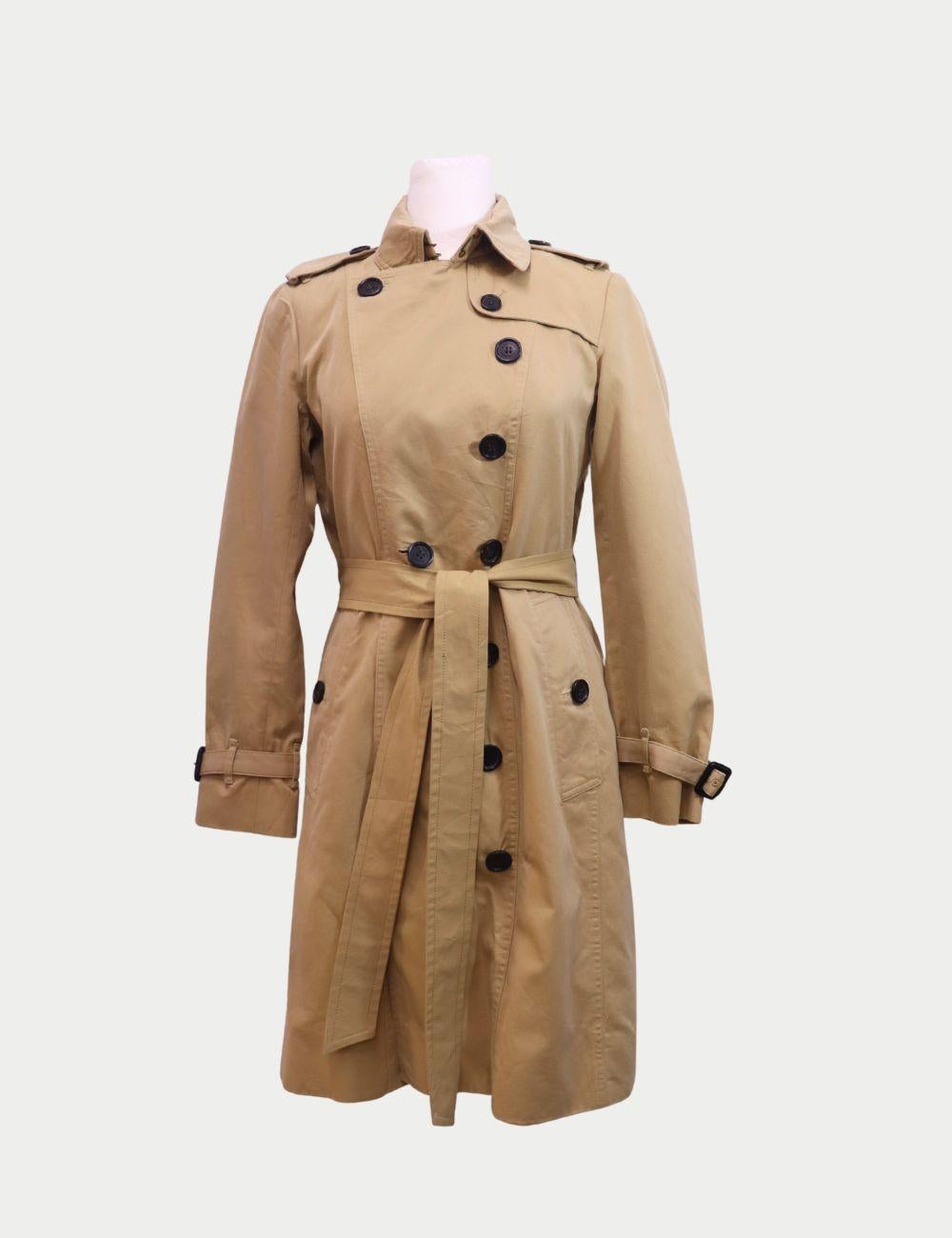 Zeitlose Eleganz mit dem Burberry Classic Khaki Trenchcoat. Der Trenchcoat von Burberry, der als eines der kultigsten Kleidungsstücke der Mode gilt, verbindet traditionelles Design mit moderner Raffinesse.

Sie ist aus einer hochwertigen
