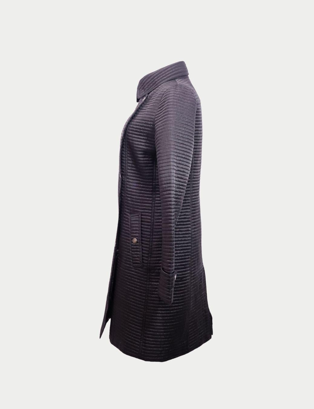 La classica eleganza British incontra la funzionalità moderna in questo cappotto trapuntato nero di Burberry Brit.

 Fabrice in leggero ma caldo tessuto trapuntato, presenta un doppio petto con chiusura a bottoni, un colletto strutturato e