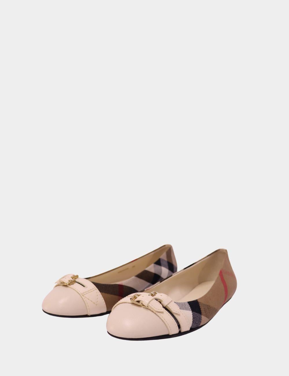 La elegancia clásica británica se une a la comodidad diaria en estas bailarinas de cuadros Burberry. Diseñadas con la icónica tela escocesa Burberry en beige, negro y rojo, y rematadas con detalles de piel en color nude y un delicado lazo, estas