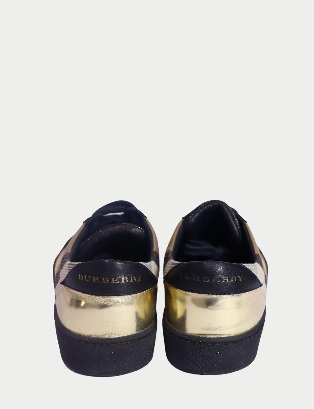 Black Burberry  - EU 40 For Sale