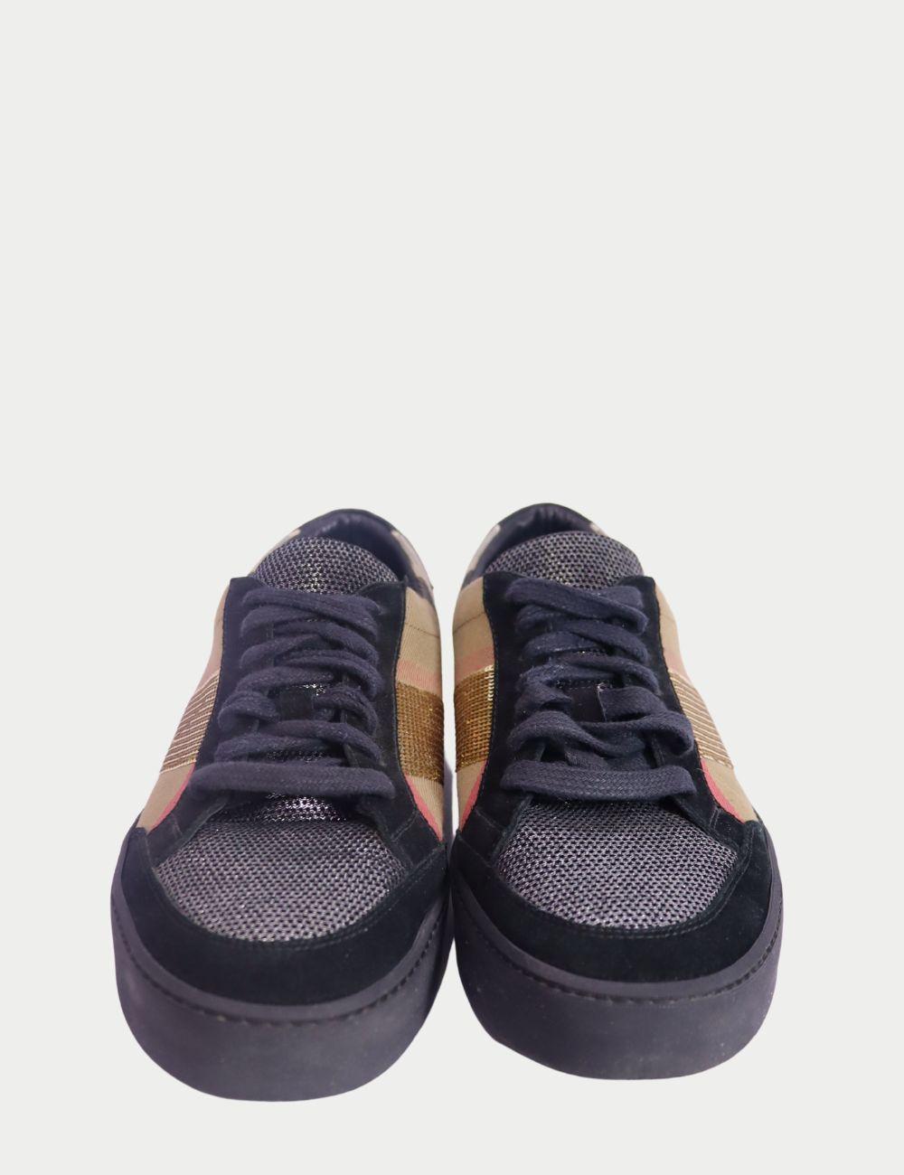 Burberry  - EU 40 In Good Condition For Sale In Amman, JO
