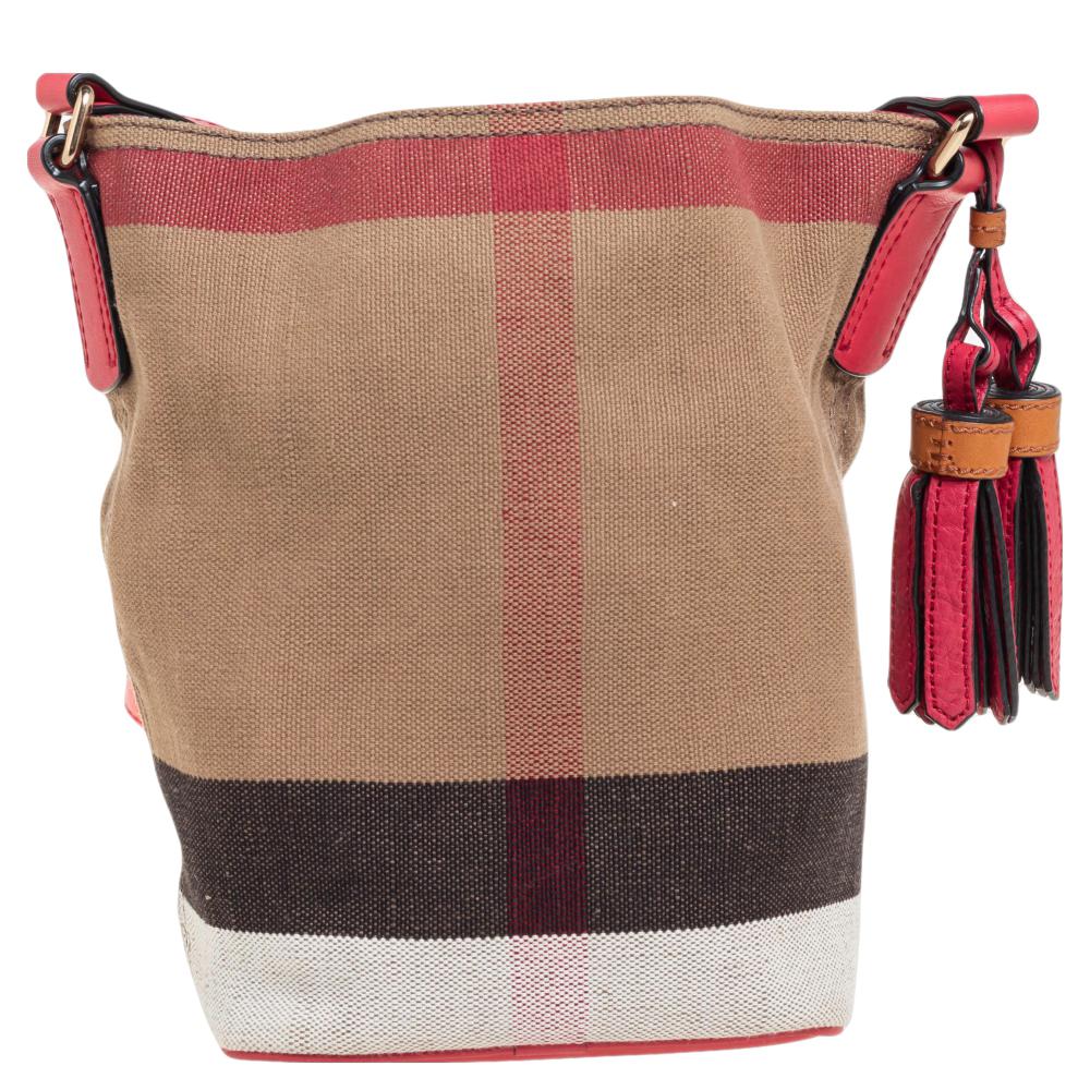 This stylish and functional bag comes from the house of Burberry. Crafted from Check canvas and leather, it comes in lovely hues. This Ashby Tassel bag has tassel detailing, a long shoulder handle, silver-tone hardware, and a spacious fabric