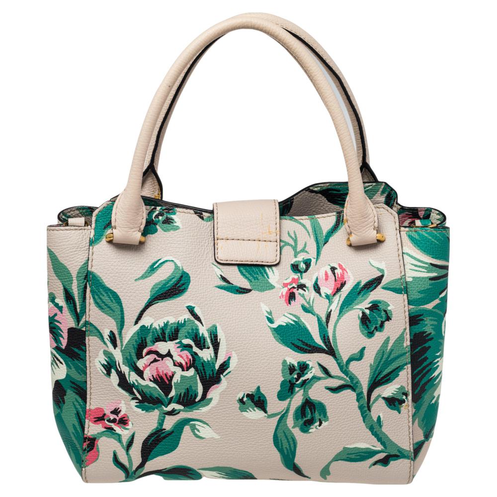 This tote from Burberry denotes nothing but pure elegance and charm. The attractive exterior that exhibits a floral print leather gives this tote a broader feminine appeal. It is accentuated with gold-toned implements and shows the logo inscribed on