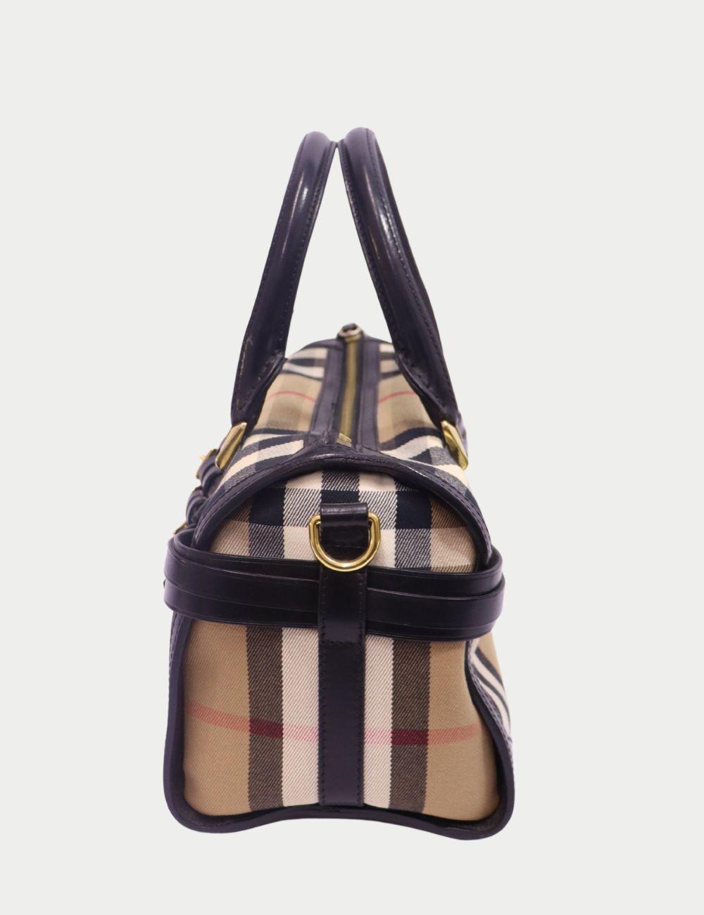 Burberry Borsa a tracolla in pelle nera e tela House Check con dettaglio fibbia

La raffinata eleganza britannica incontra un design iconico in questa borsa strutturata con manico superiore di Burberry. Realizzata in tela resistente con