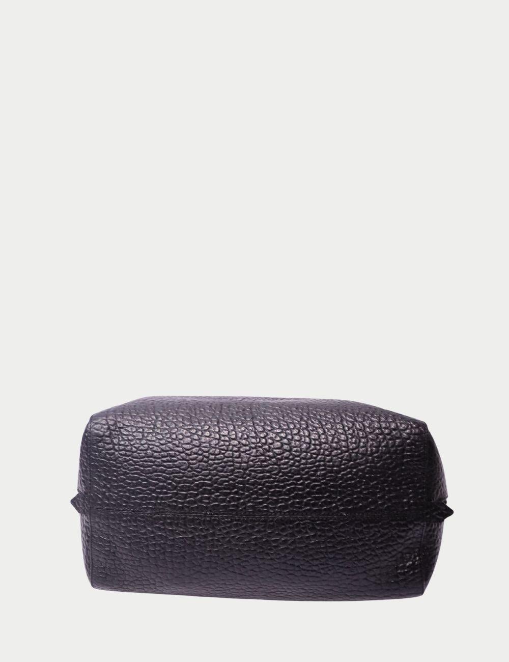 Rehaussez votre style quotidien avec ce sac besace en cuir noir Burberry, une pièce intemporelle fabriquée à partir de cuir grainé de première qualité. Doté d'une silhouette structurée, de deux poignées supérieures et d'une bandoulière amovible, il