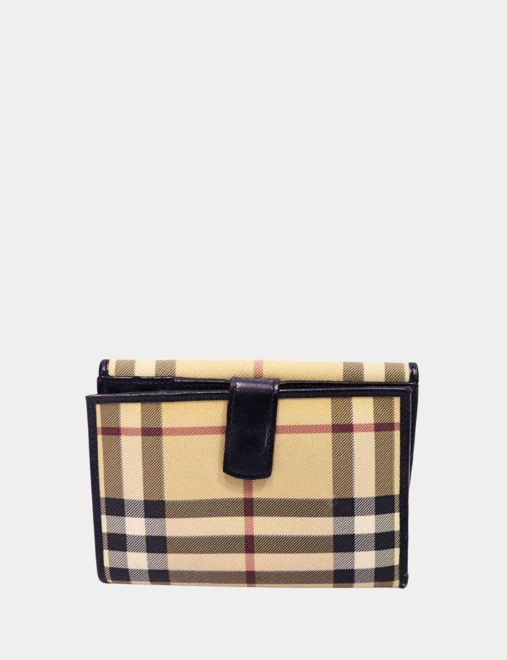 Classico e senza tempo, questo portafoglio Burberry sfoggia l'iconico motivo Vintage Check del marchio in beige, con finiture in pelle nera per una maggiore durata e contrasto. Progettato all'insegna dell'eleganza e della praticità, presenta diversi
