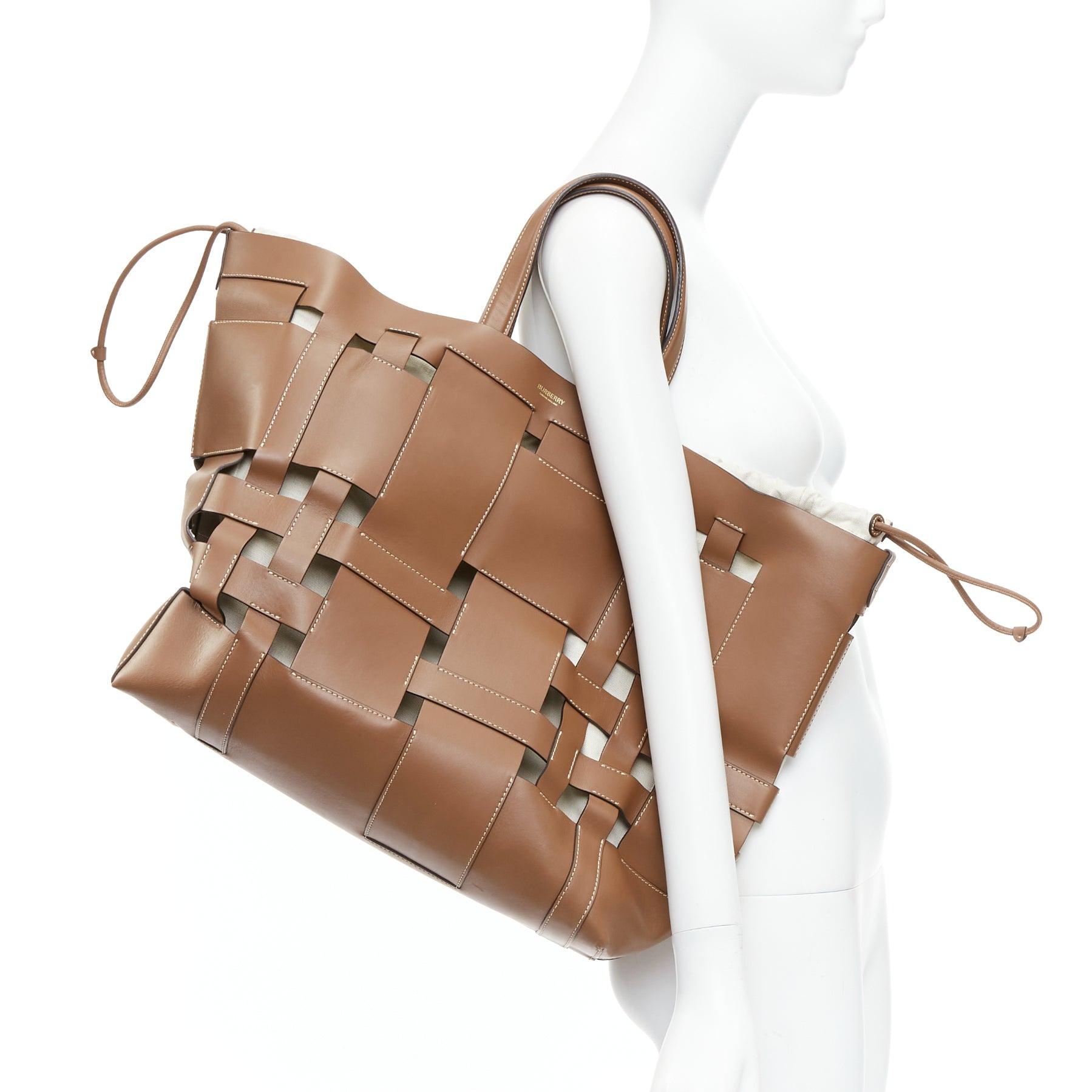 BURBERRY Foster brown leather gold logo open weave large tote bag
Reference: MLCO/A00033
Brand: Burberry
Model: Foster
Material: Leather
Color: Brown, Beige
Pattern: Solid
Closure: Drawstring
Lining: Beige Fabric
Extra Details: The Foster Tote